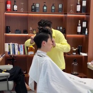 开云体育-换个时兴的发型！杨瀚森训练后做了个头发