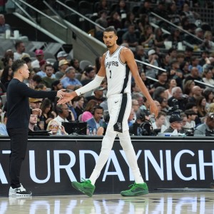 开云app-吉诺比利祝贺马刺60胜：太不可思议了 为整个团队感到无比骄傲